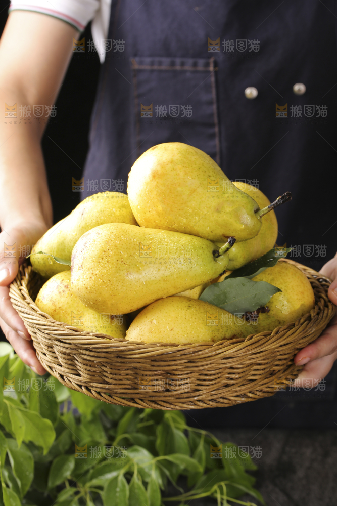 手里拿着一篮太婆梨