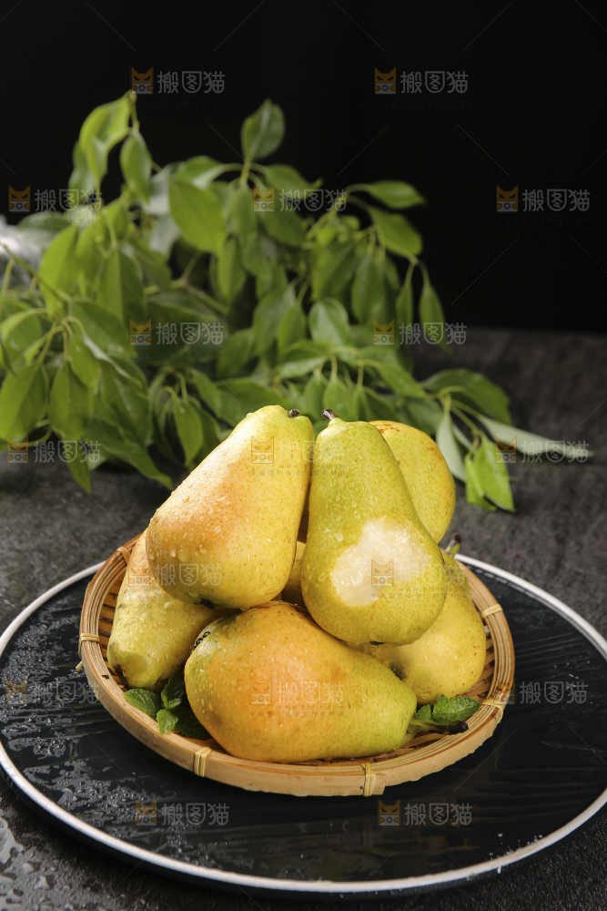 黑底上放着一篮太婆梨
