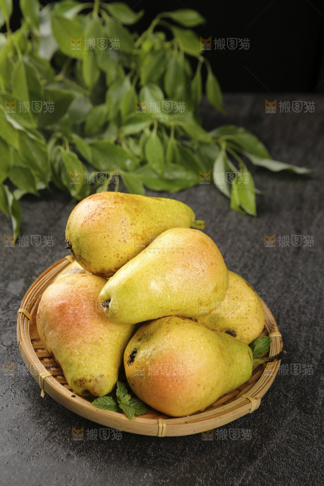 黑底上放着一篮太婆梨