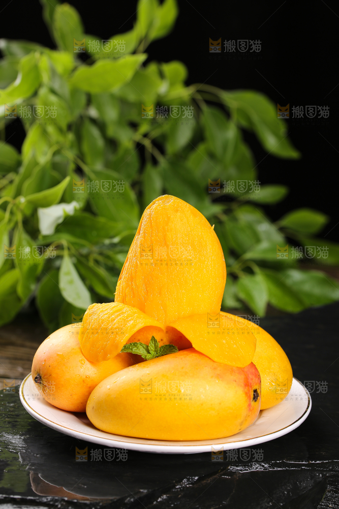 盘子里剥皮的小台芒