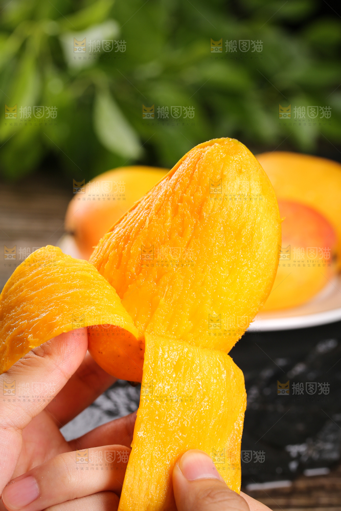 手拿着剥皮的新鲜台芒