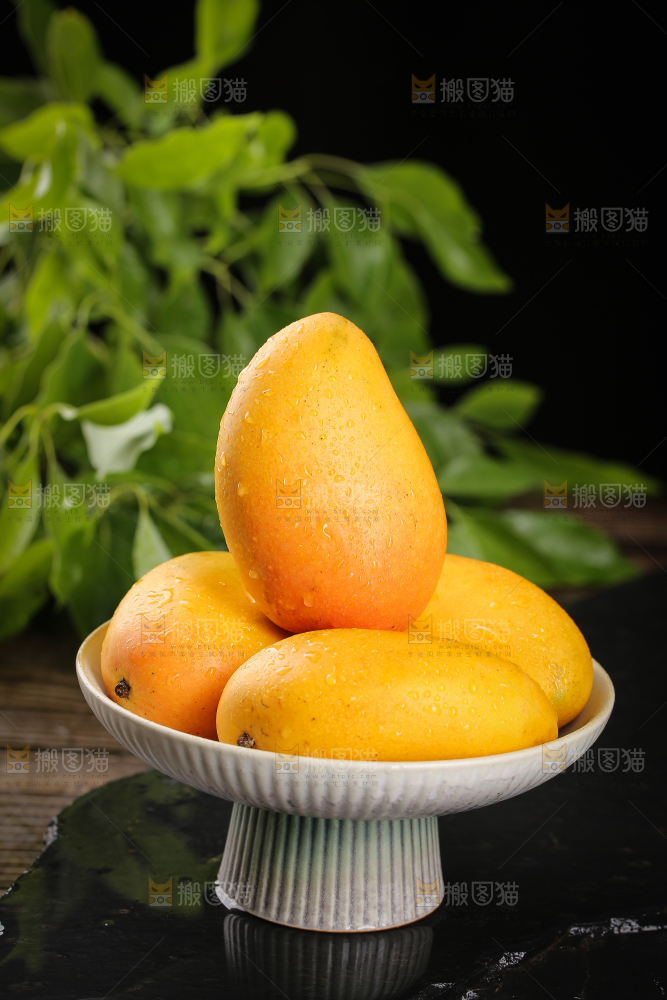 黑底上的一盘小台芒
