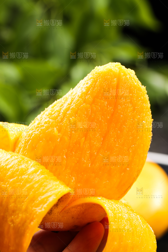 手拿着剥皮的小台芒