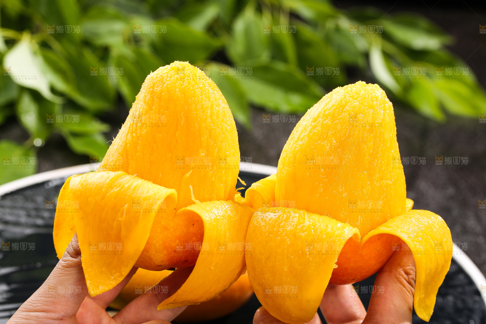 手拿着剥皮的小台芒