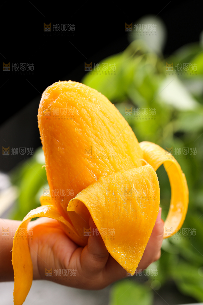 手里拿着剥皮的小台芒