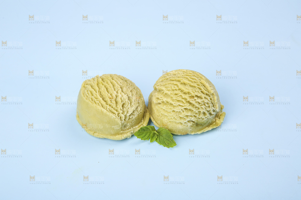 浅底上的抹茶冰淇淋