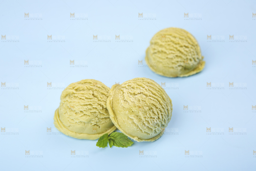 浅底上的抹茶冰淇淋