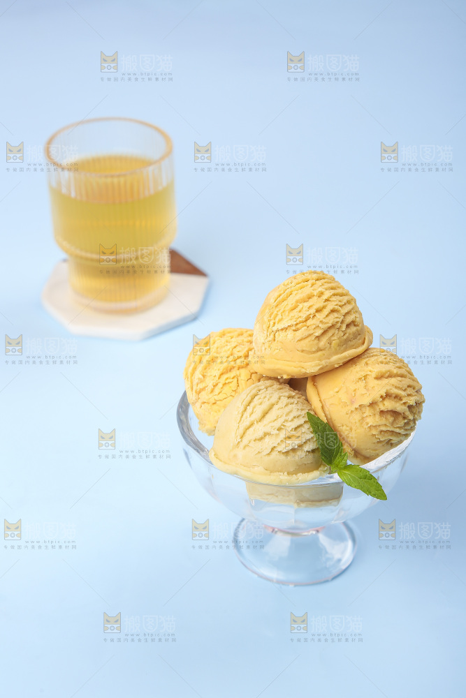 玻璃碗里的奶油冰淇淋