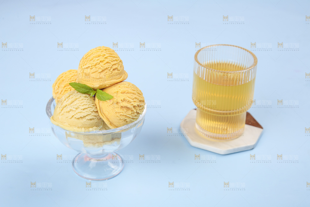玻璃碗里的奶油冰淇淋