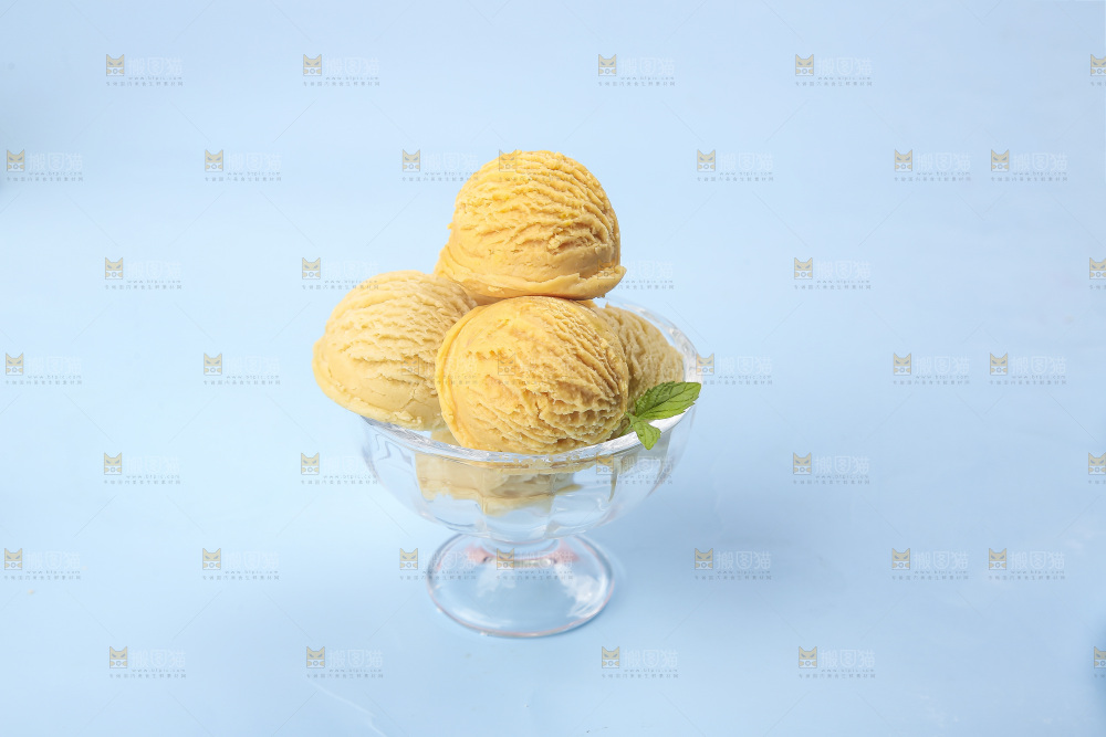 玻璃碗里的奶油冰淇淋