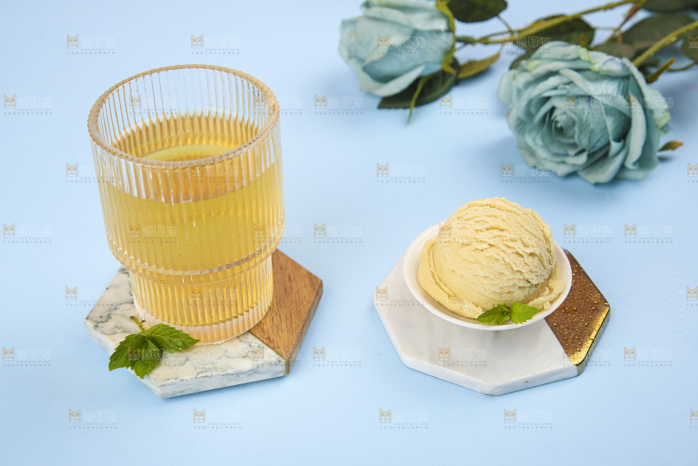 浅底上的奶油冰淇淋
