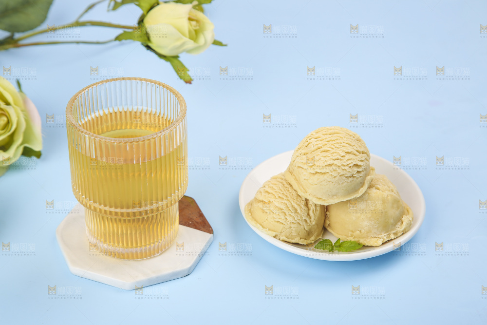 浅底上的酸奶冰淇淋