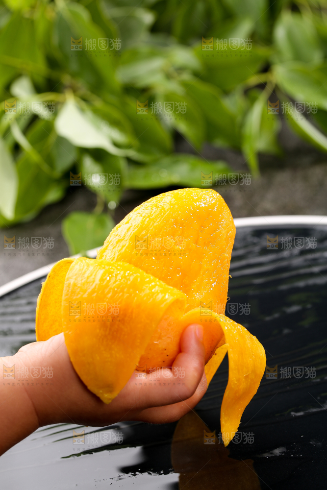 手里拿着剥皮的小台芒