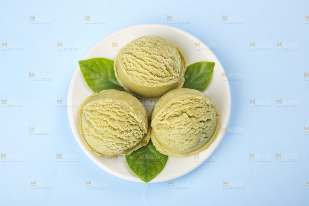 盘子里的抹茶冰淇淋