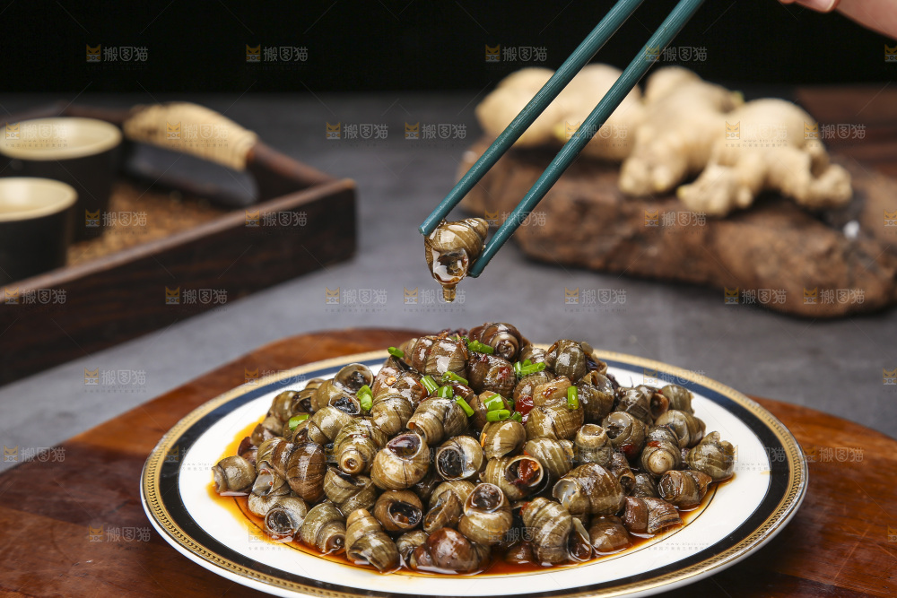 筷子上夹着香辣螺丝