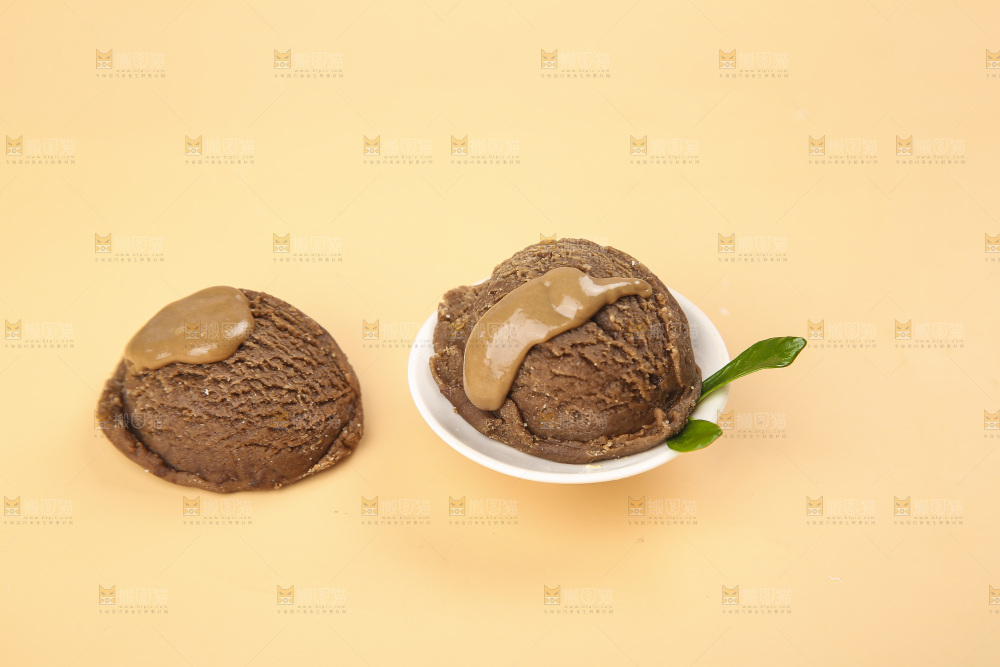 浅底上的巧克力冰激凌