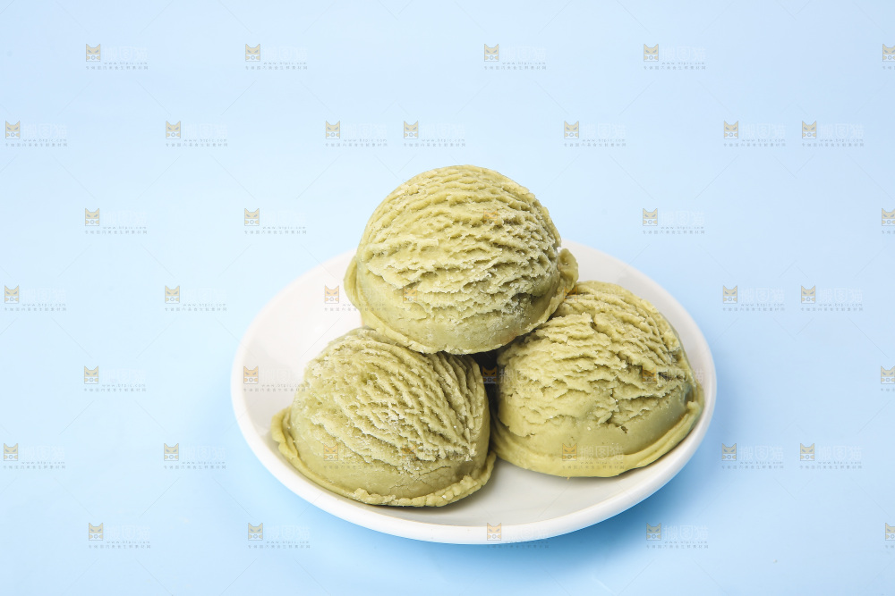 碟子里的冰激凌球
