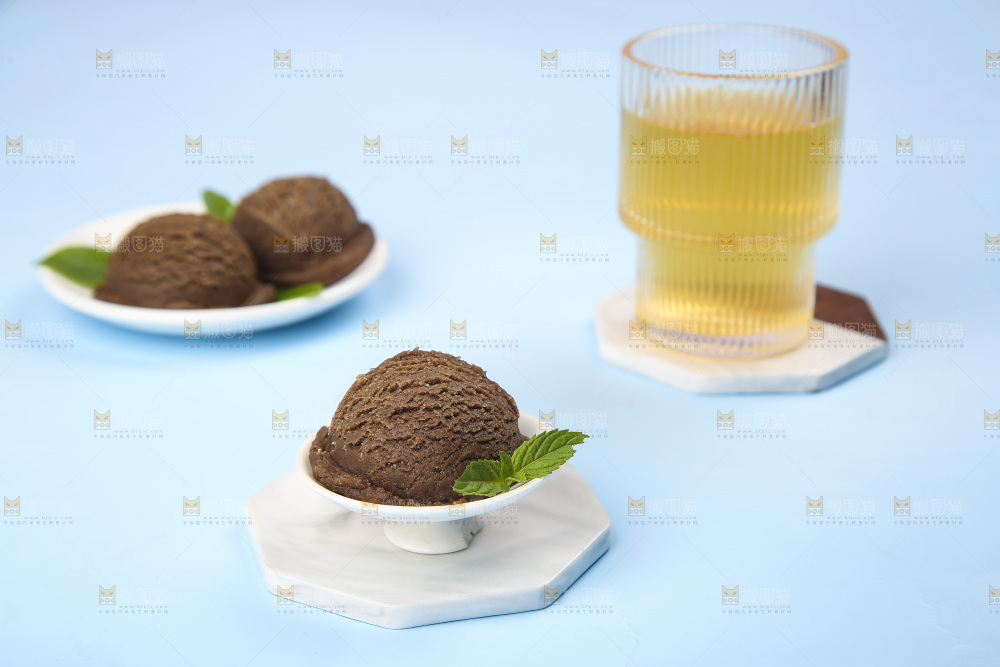浅底上的冰淇淋球