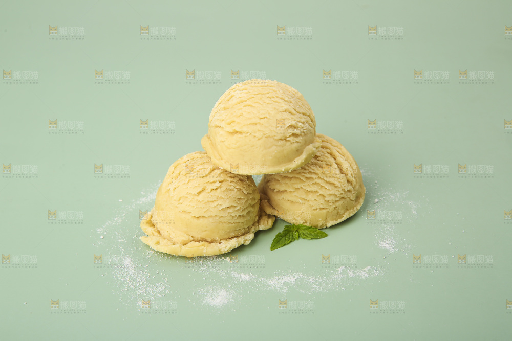 浅底上的奶油冰淇淋