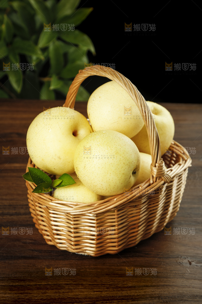 木底上的一篮河北皇冠梨