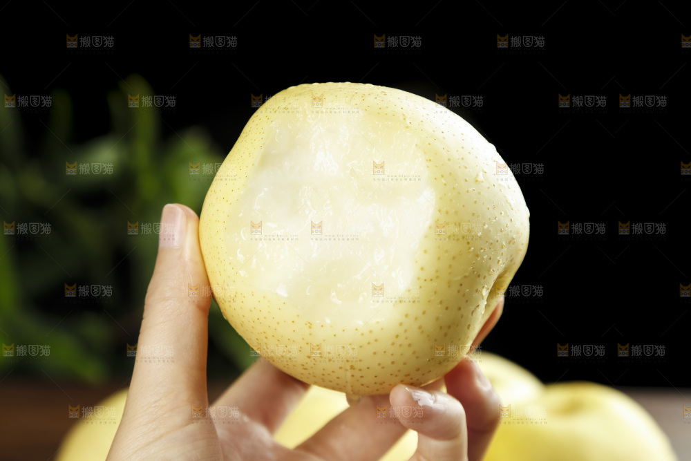 手里拿着皇冠梨