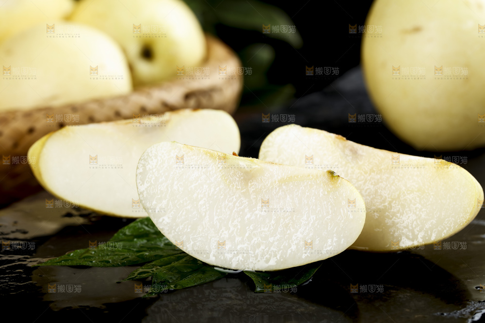 黑石板上切块的皇冠梨