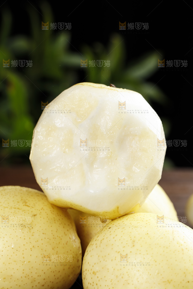 堆放着的新鲜皇冠梨
