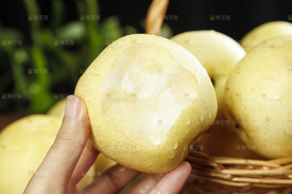 手里拿着皇冠梨