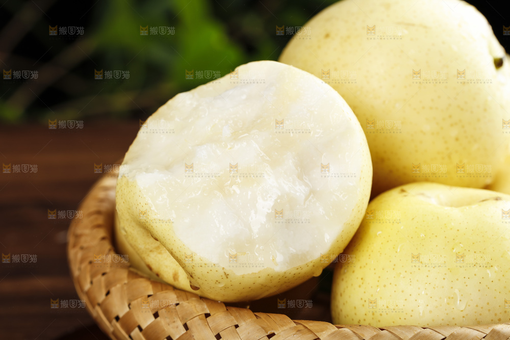 篮子里的新鲜皇冠梨