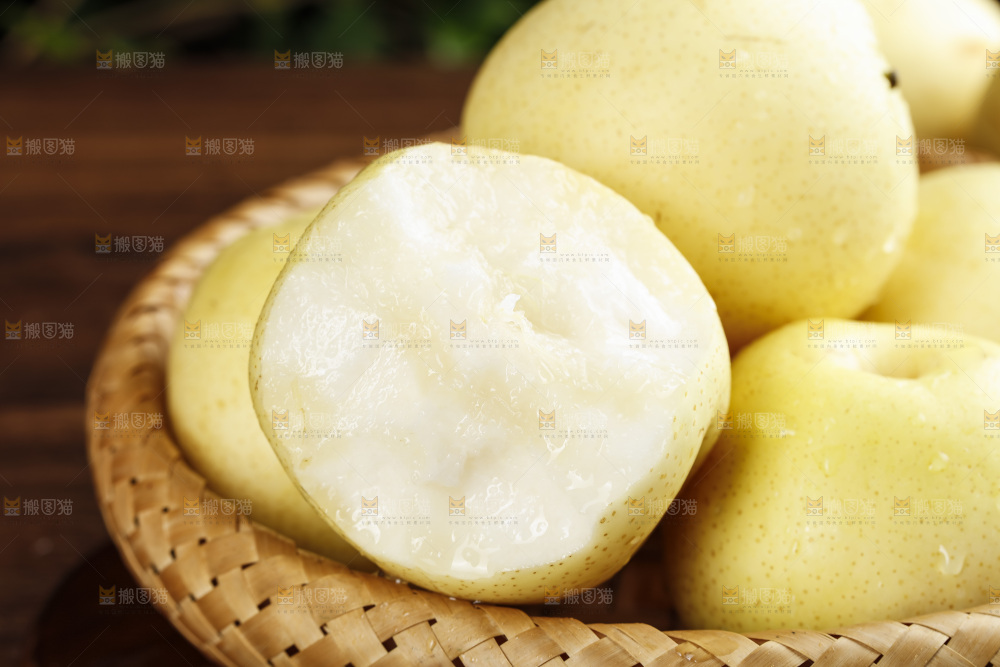 篮子里的新鲜皇冠梨