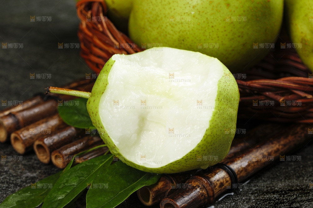 深底上放着的新鲜早酥梨