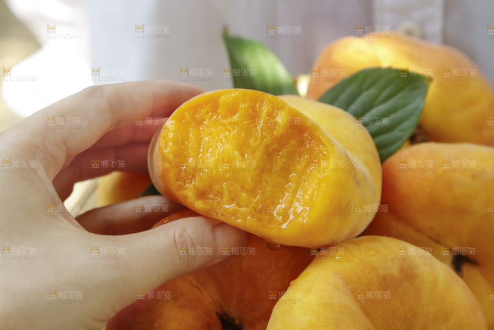 手里拿着新鲜黄蟠桃