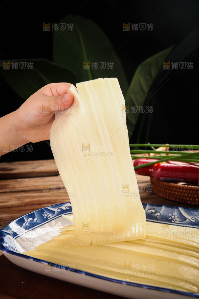 手里拿着冷面饼