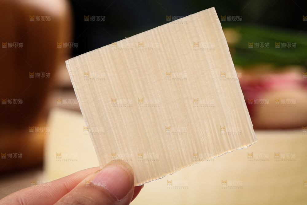 手里拿着烤冷面片