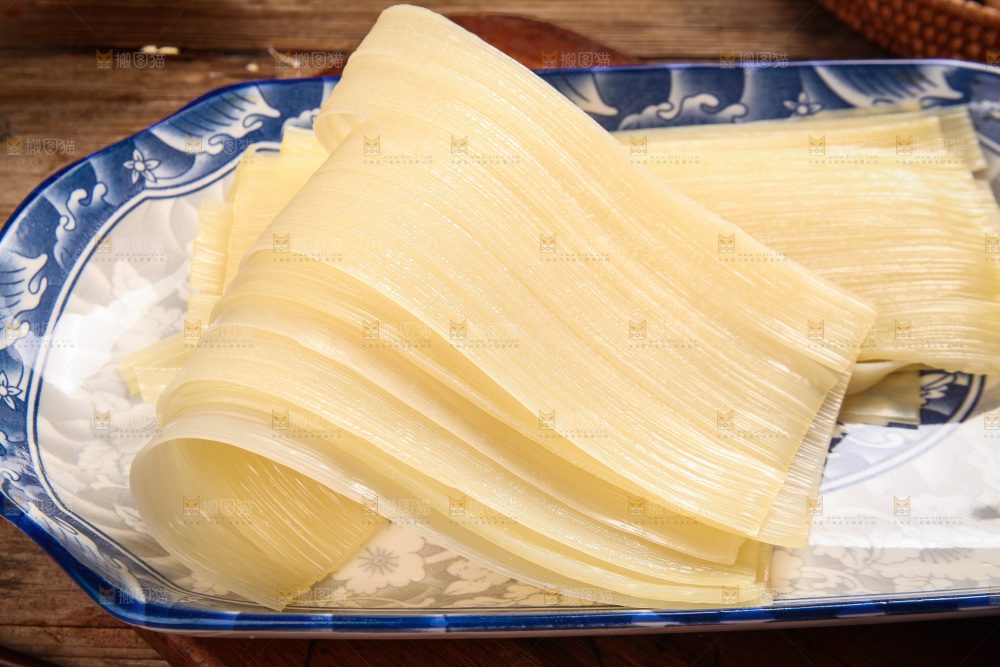 盘子里的烤冷面片