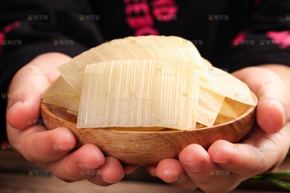 手上放着一盘冷面皮