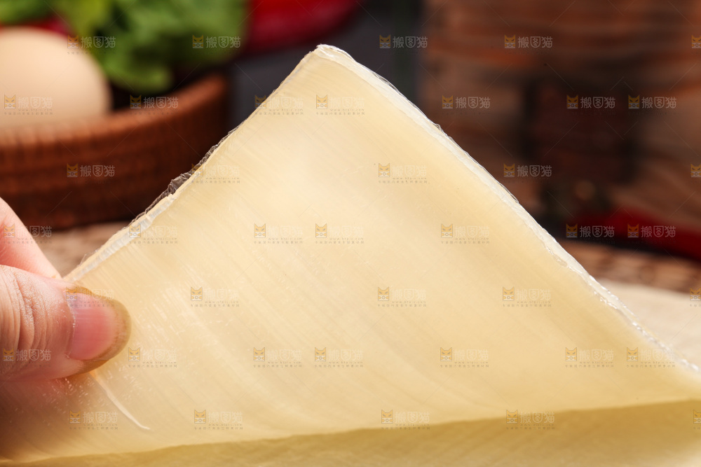 手里拿着冷面片