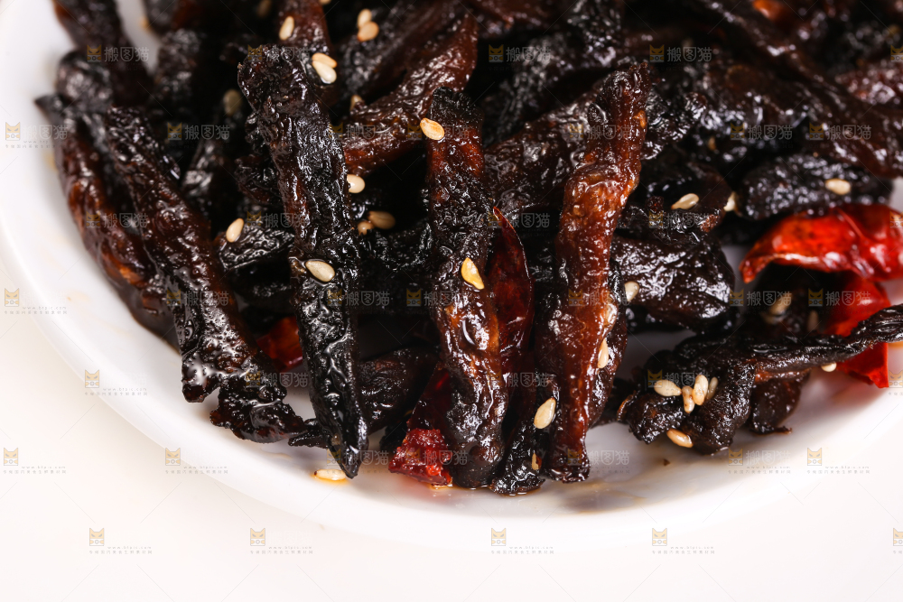 堆放着的麻辣芥肉干