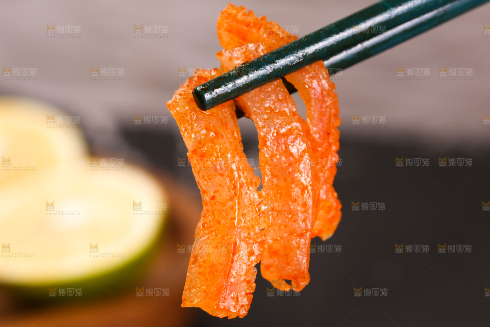 筷子上夹着魔芋条