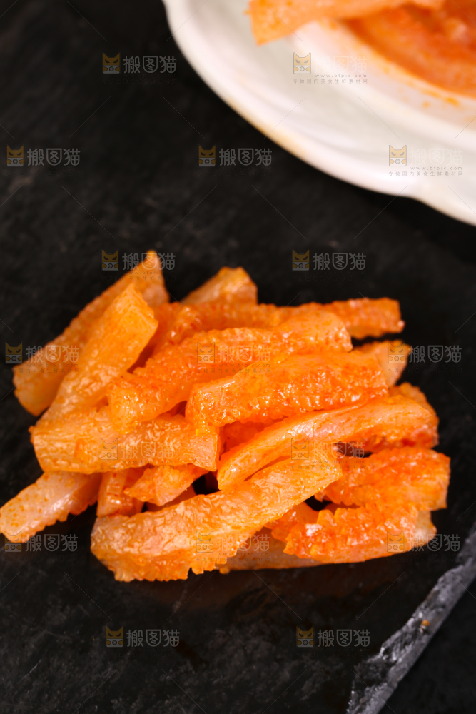 黑底上的麻辣魔芋丝