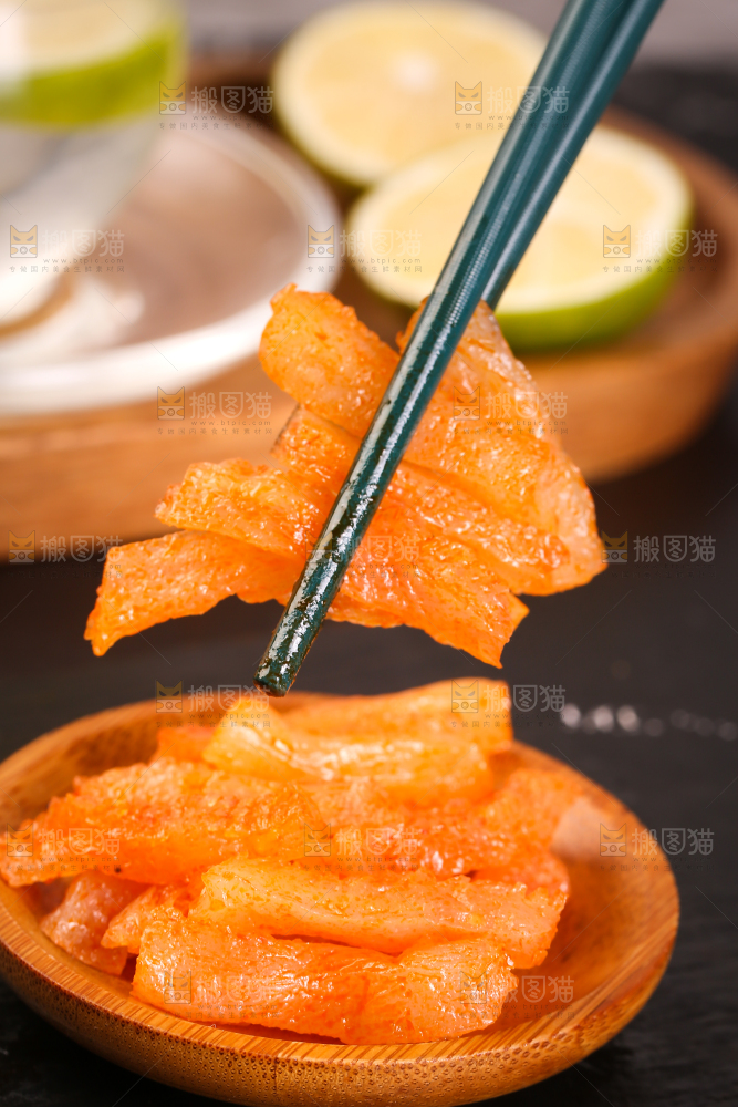 筷子上夹着魔芋条