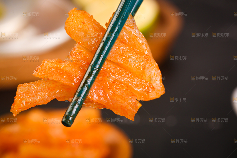 筷子上夹着魔芋条