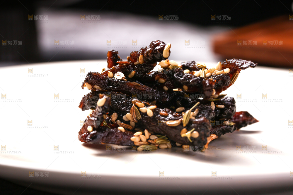 盘子里的孜然芥肉条