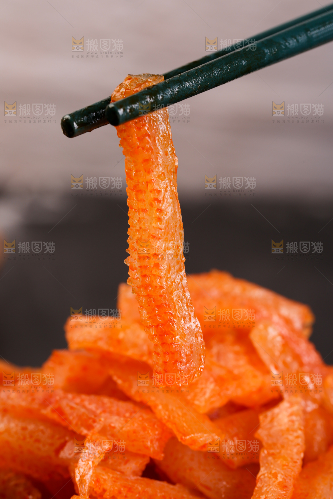 筷子上夹着魔芋条