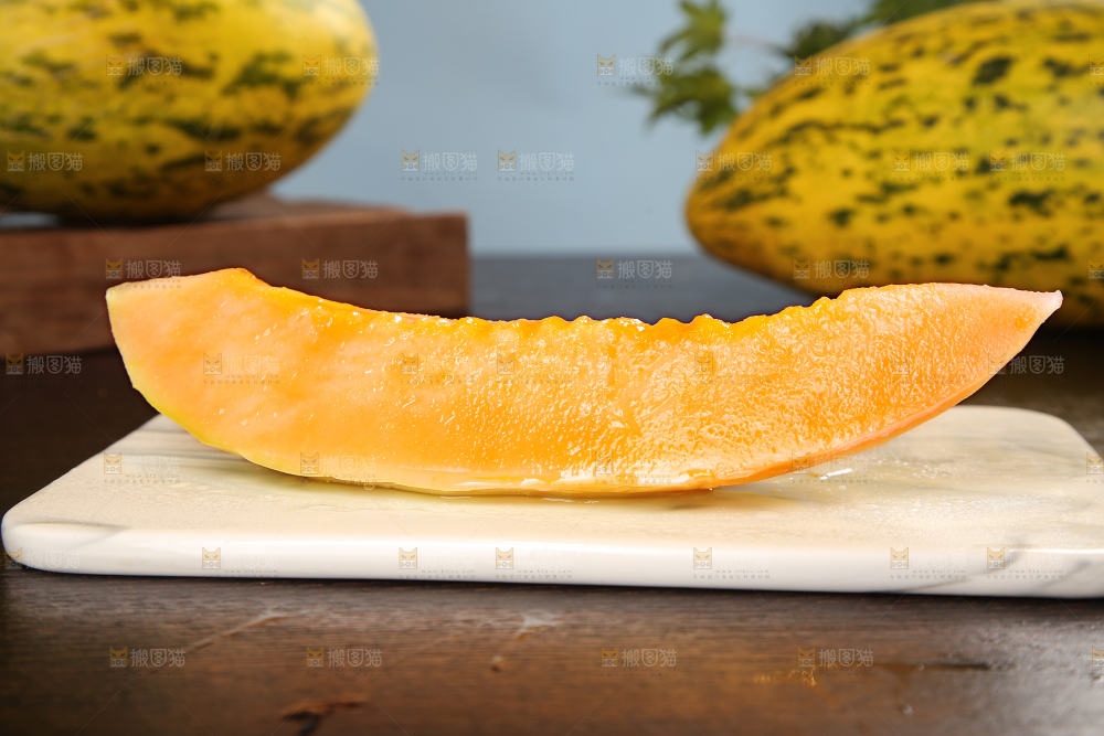盘子里的切块的哈密瓜
