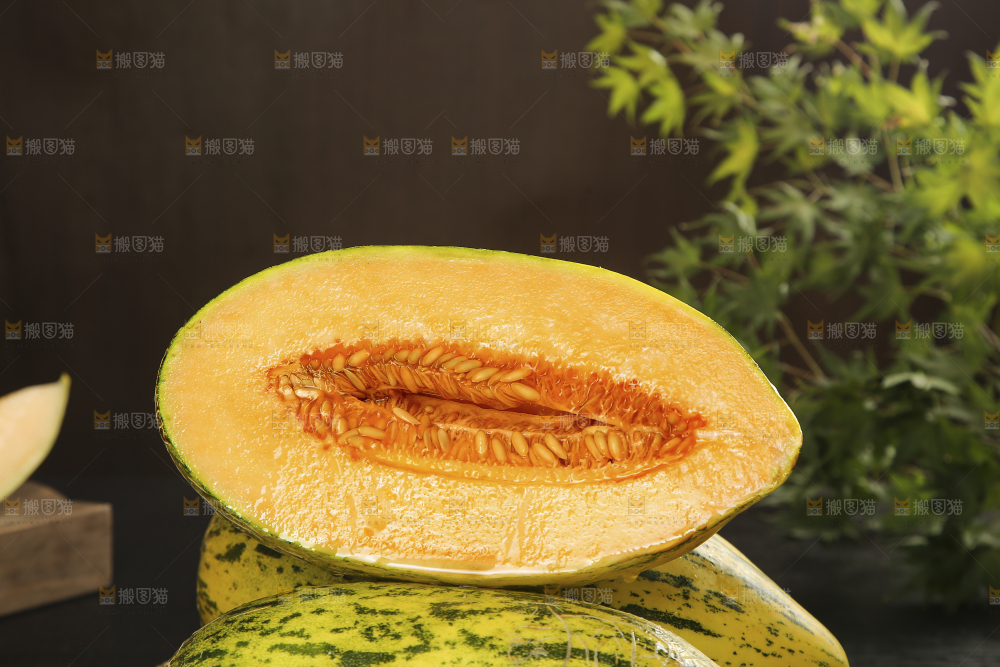 堆放着切开的伽师瓜