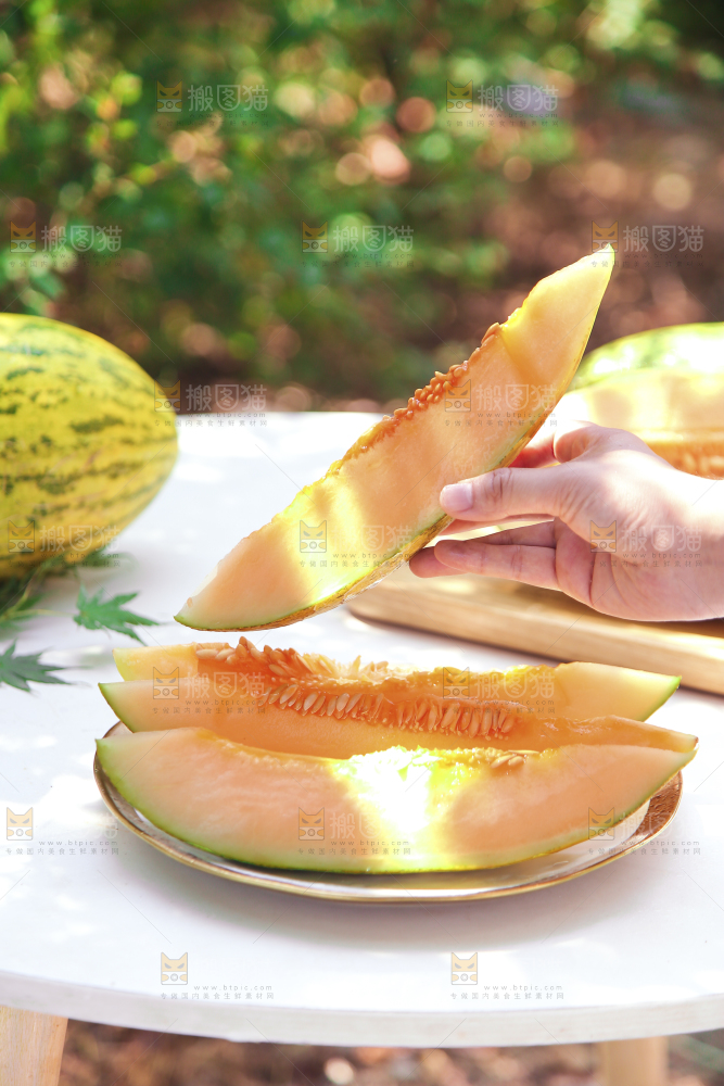 手里拿着一块哈密瓜