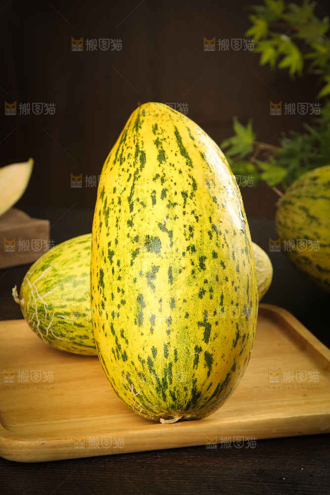木盘里放着伽师瓜