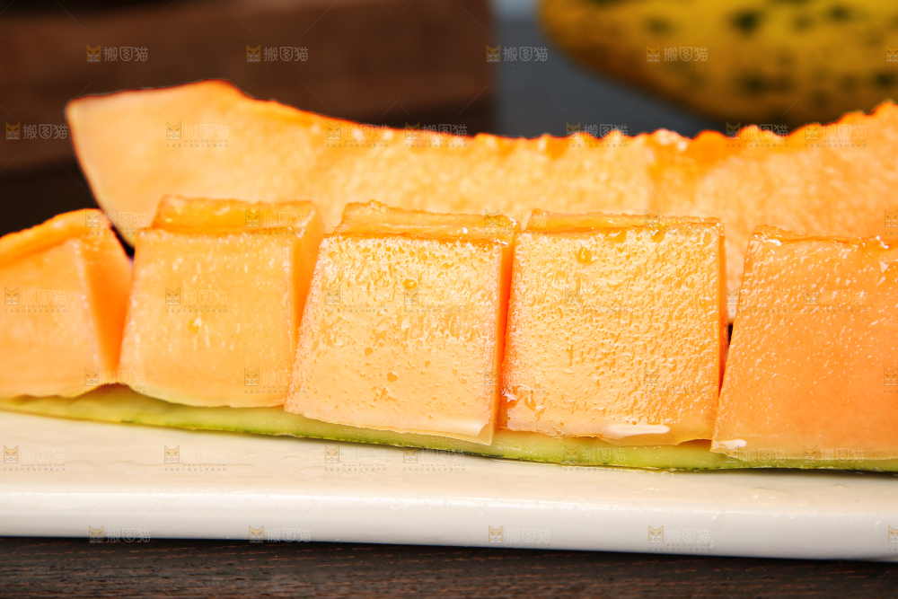 盘子里的切块的伽师瓜