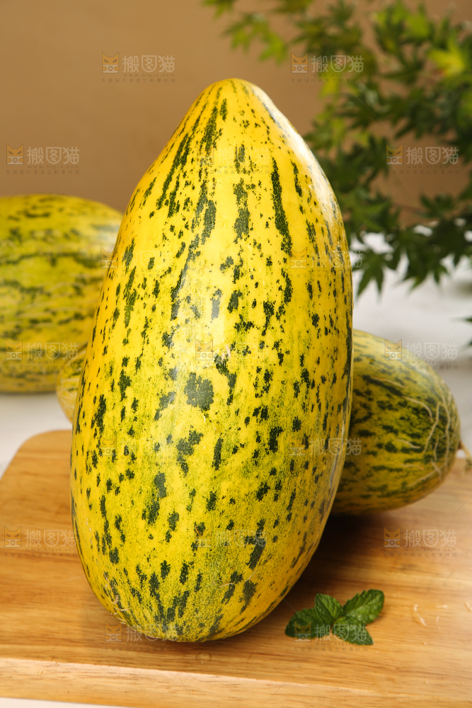 木盘上放着新疆伽师瓜